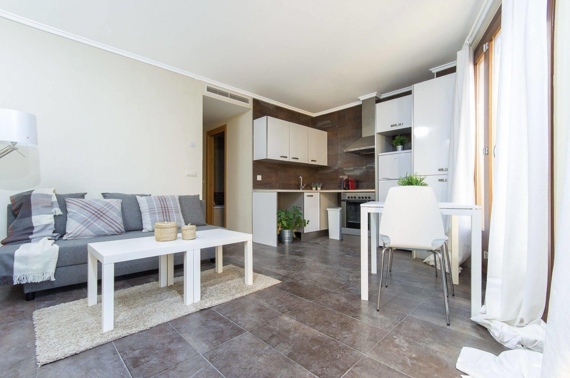 Bet Apartments - Tramontana Apartments Валенсия Экстерьер фото